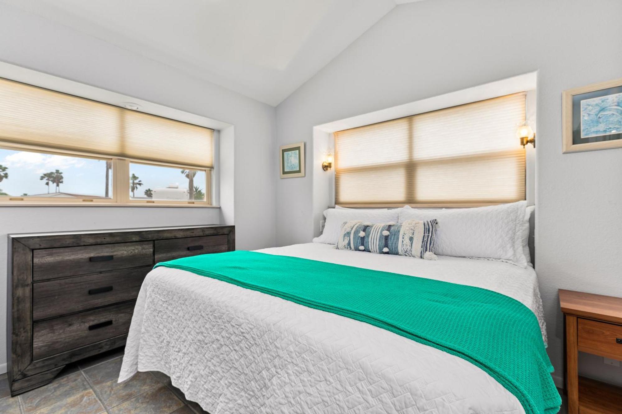 Clam Circle Retreat On The Laguna- Liv Holiday home *